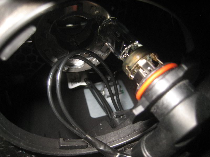 Chrysler-Pacifica-Minivan-Headlight-Bulbs-Replacement-Guide-013