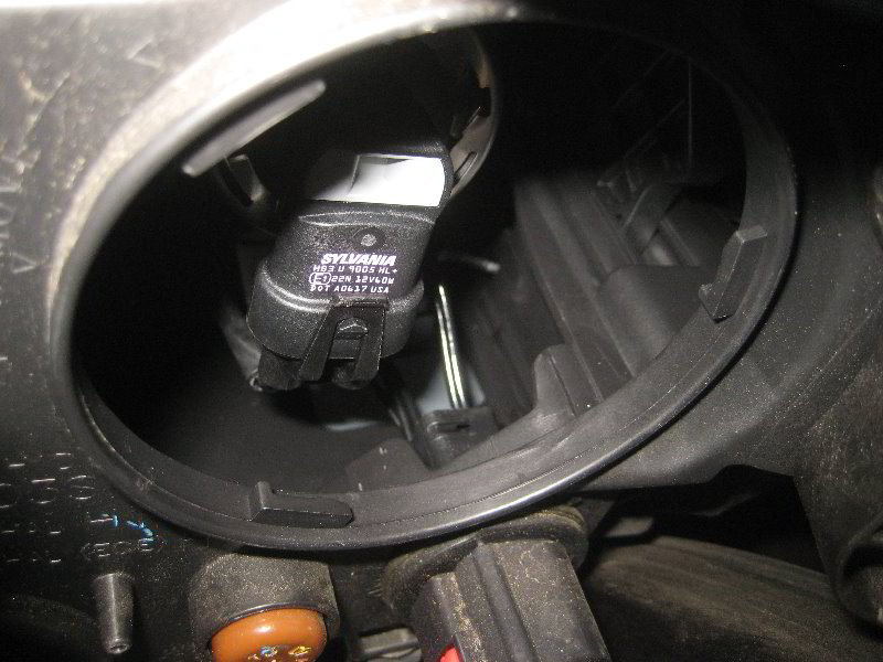 Chrysler-Pacifica-Minivan-Headlight-Bulbs-Replacement-Guide-014