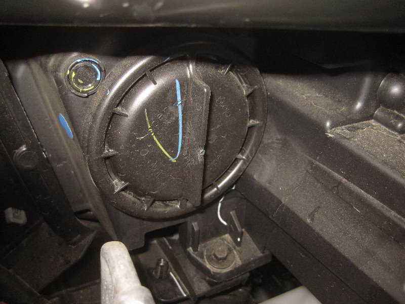 Chrysler-Pacifica-Minivan-Headlight-Bulbs-Replacement-Guide-019