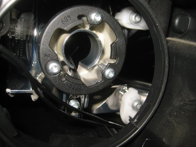 Chrysler-Pacifica-Minivan-Headlight-Bulbs-Replacement-Guide-028