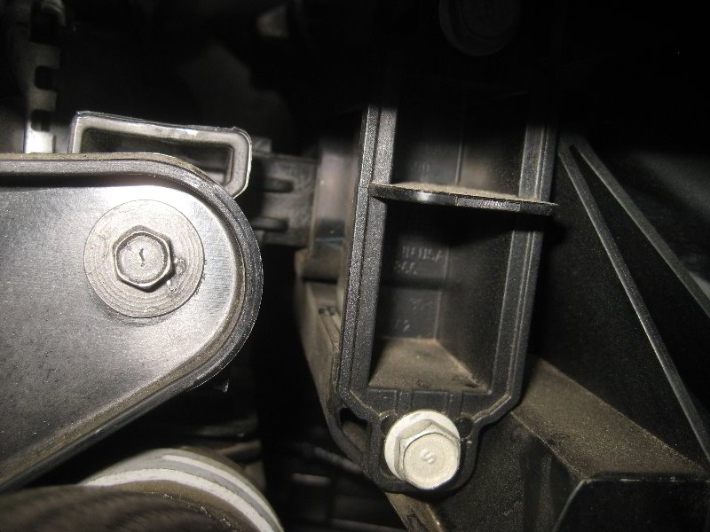 Chrysler-Pacifica-Minivan-Headlight-Bulbs-Replacement-Guide-033