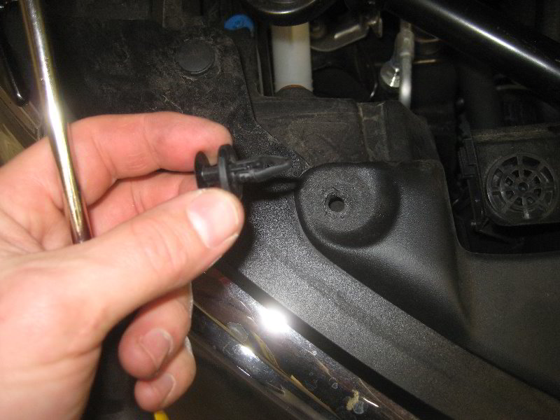 Chrysler-Pacifica-Minivan-Headlight-Bulbs-Replacement-Guide-035