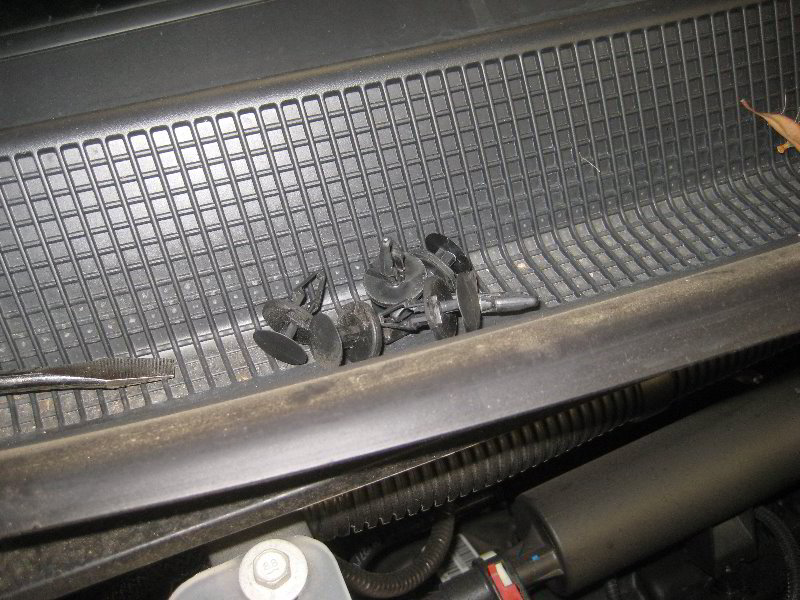 Chrysler-Pacifica-Minivan-Headlight-Bulbs-Replacement-Guide-037