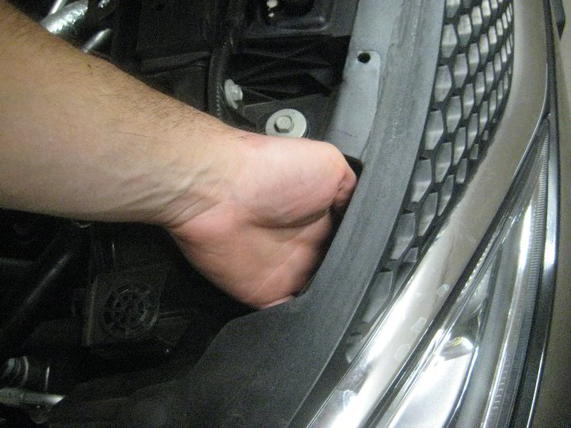 Chrysler-Pacifica-Minivan-Headlight-Bulbs-Replacement-Guide-040