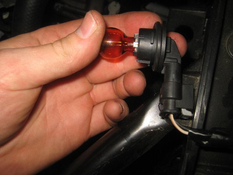 Chrysler-Pacifica-Minivan-Headlight-Bulbs-Replacement-Guide-046