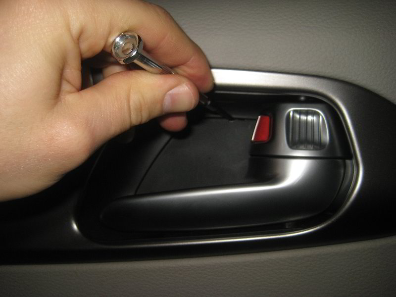 Chrysler-Pacifica-Minivan-Interior-Door-Panel-Removal-Guide-003