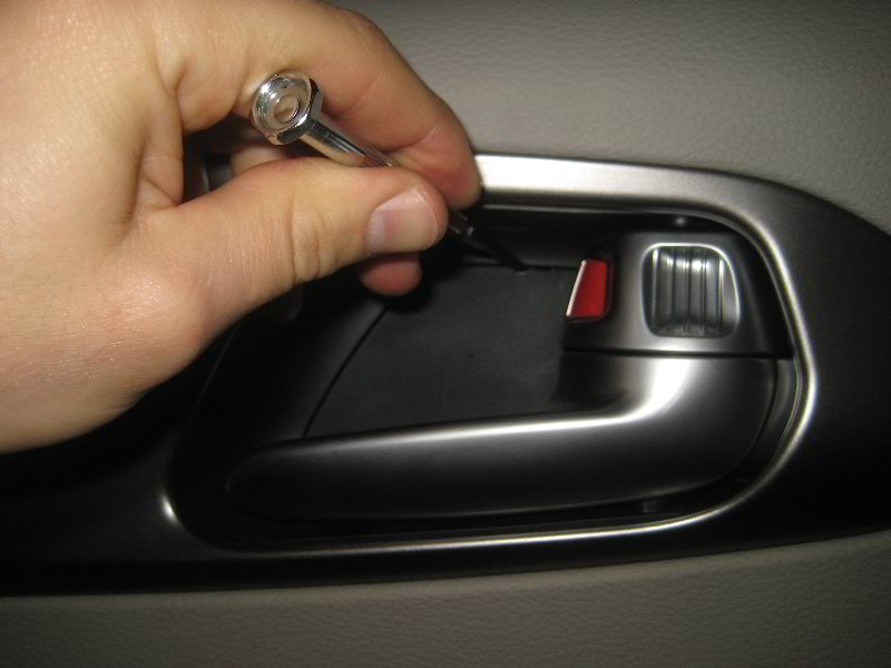 Chrysler-Pacifica-Minivan-Interior-Door-Panel-Removal-Guide-003