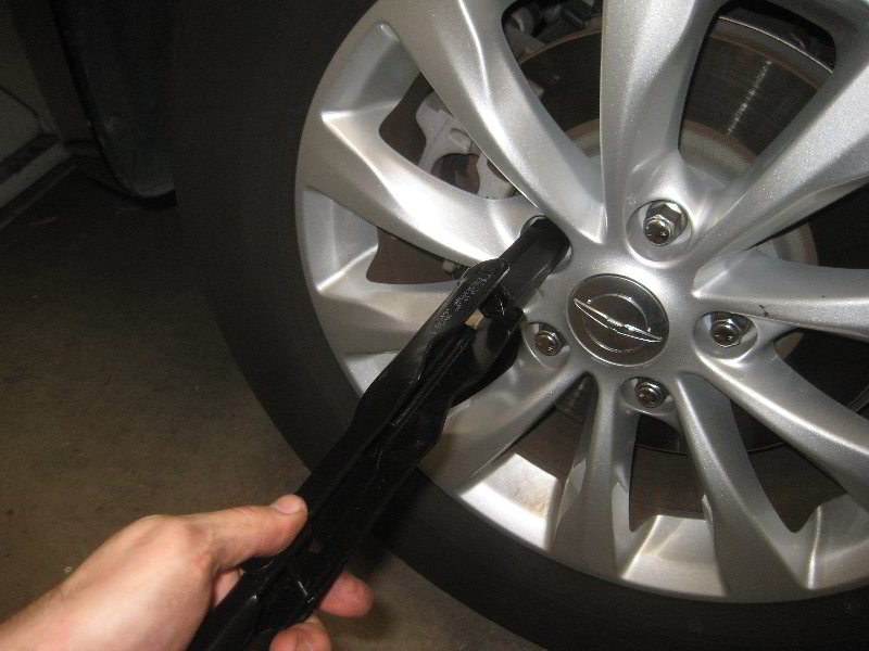 Chrysler-Pacifica-Minivan-Rear-Brake-Pads-Replacement-Guide-011