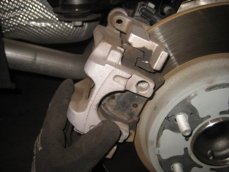 ChryslerPacificaMinivanRearBrakePadsReplacementGuide034