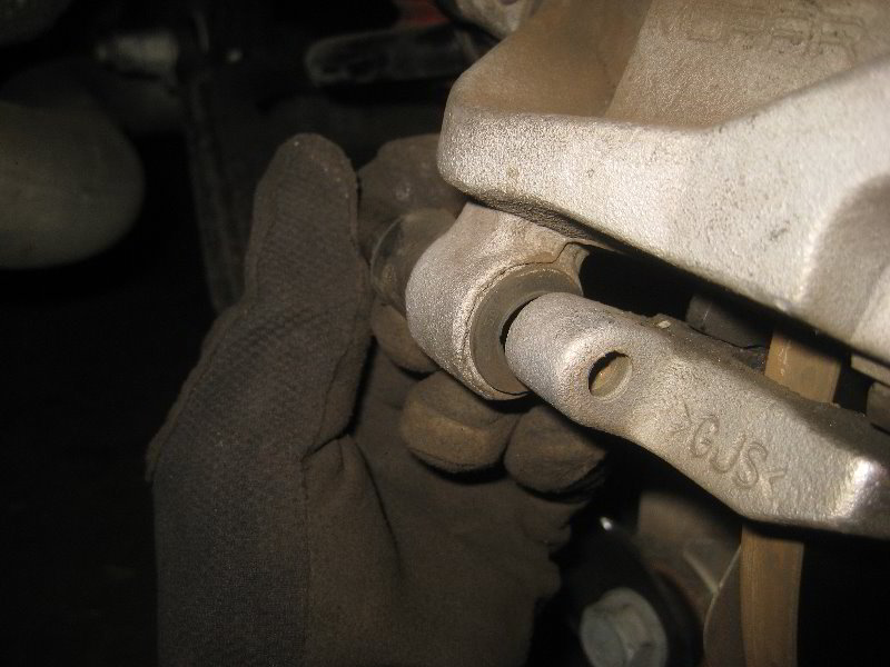 ChryslerPacificaMinivanRearBrakePadsReplacementGuide036