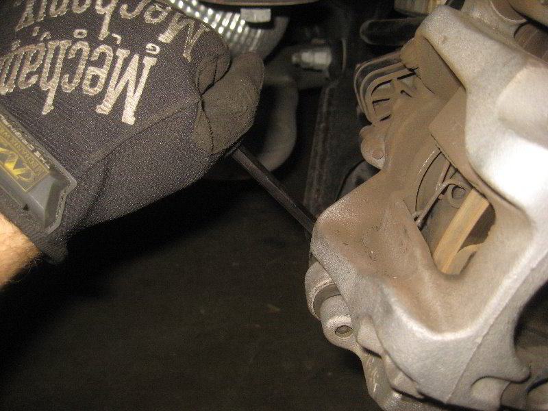 ChryslerPacificaMinivanRearBrakePadsReplacementGuide040
