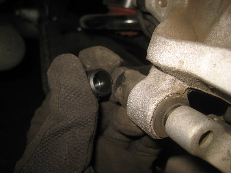 ChryslerPacificaMinivanRearBrakePadsReplacementGuide041