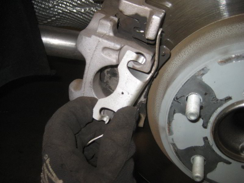 ChryslerPacificaMinivanRearBrakePadsReplacementGuide043