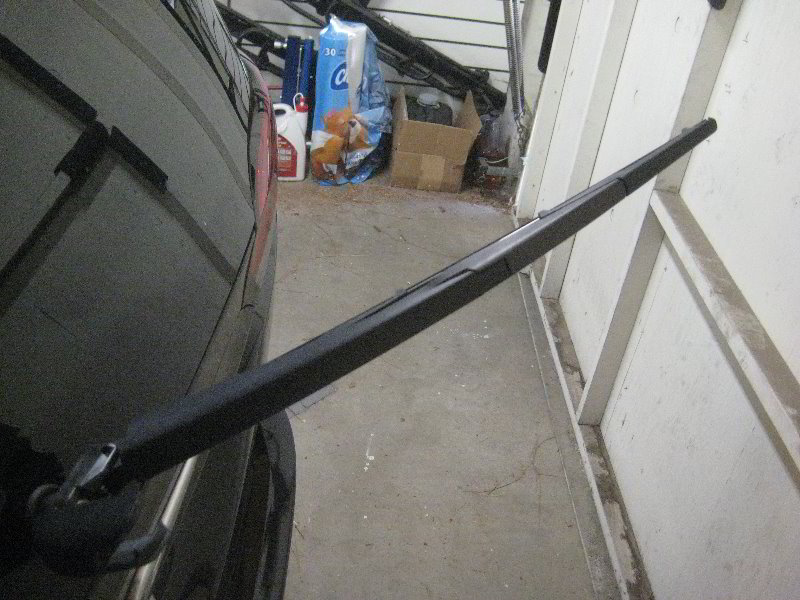 Chrysler-Pacifica-Minivan-Rear-Wiper-Blade-Replacement-Guide-004