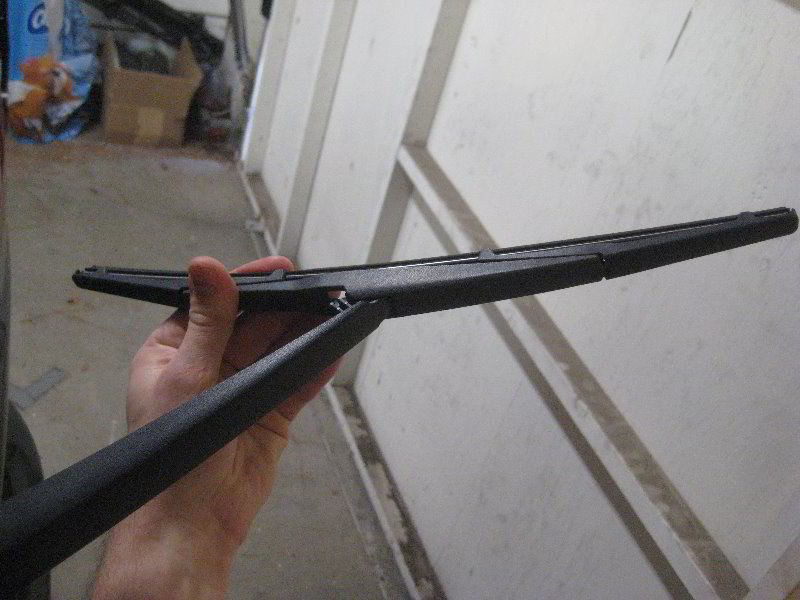 Chrysler-Pacifica-Minivan-Rear-Wiper-Blade-Replacement-Guide-006