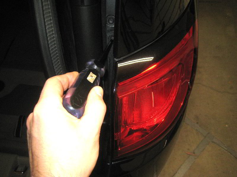 Chrysler-Pacifica-Minivan-Tail-Light-Bulbs-Replacement-Guide-003