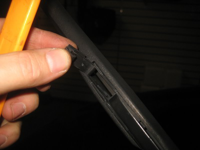ChryslerPacificaMinivanWindshieldWiperBladesReplacementGuide004
