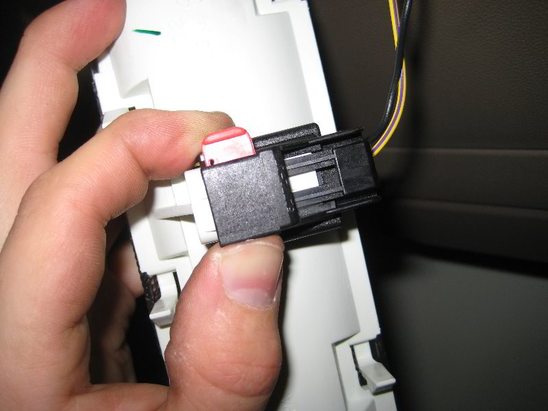 Chrysler-Town-and-Country-Cargo-Area-Light-Bulb-Replacement-Guide-005