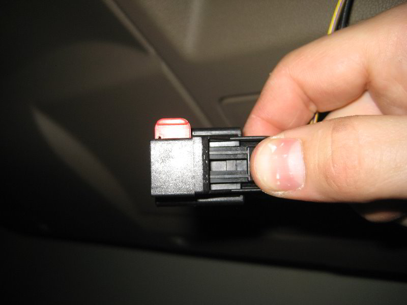 Chrysler-Town-and-Country-Cargo-Area-Light-Bulb-Replacement-Guide-006