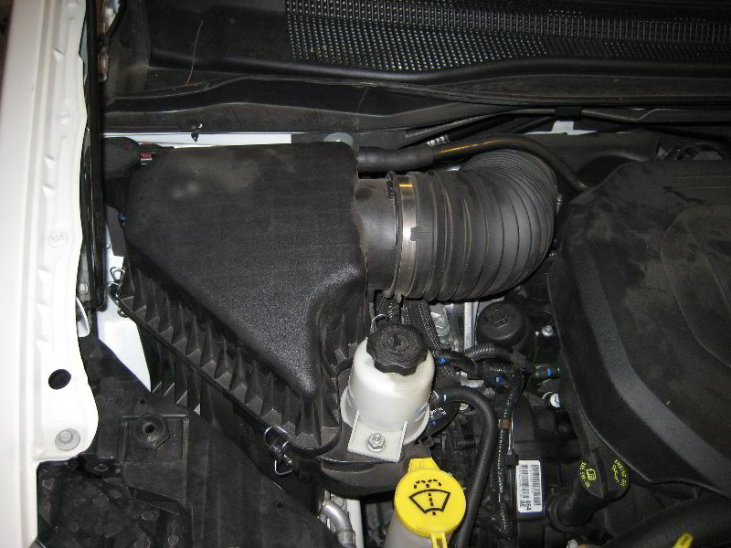 Chrysler-Town-and-Country-Engine-Air-Filter-Replacement-Guide-001