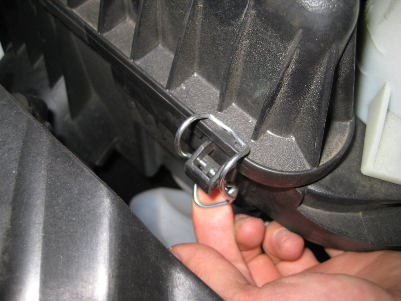 Chrysler-Town-and-Country-Engine-Air-Filter-Replacement-Guide-002