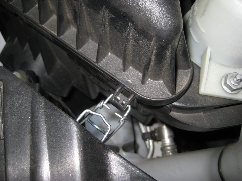 Chrysler-Town-and-Country-Engine-Air-Filter-Replacement-Guide-003