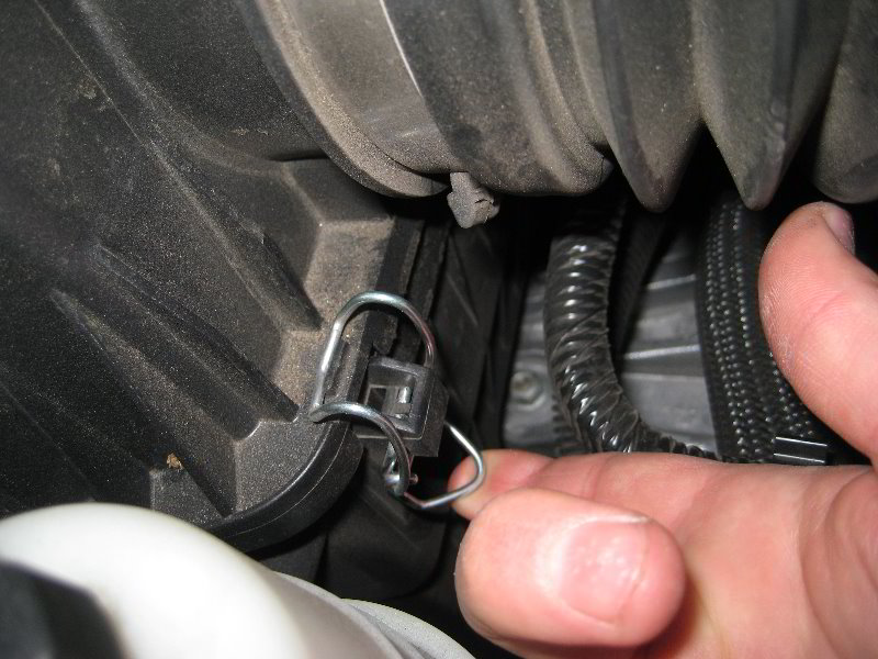 Chrysler-Town-and-Country-Engine-Air-Filter-Replacement-Guide-004