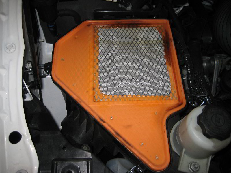 Chrysler-Town-and-Country-Engine-Air-Filter-Replacement-Guide-007