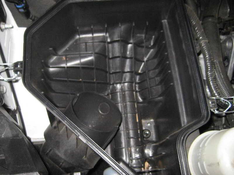 Chrysler-Town-and-Country-Engine-Air-Filter-Replacement-Guide-010