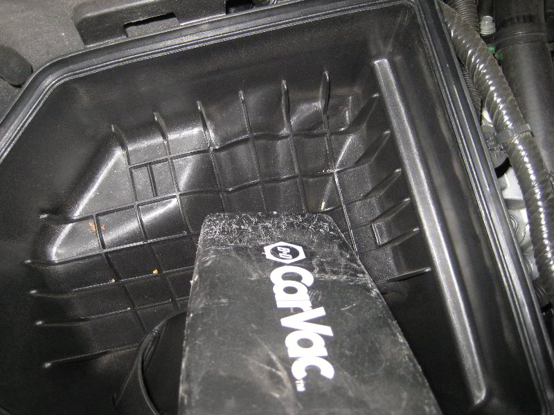 Chrysler-Town-and-Country-Engine-Air-Filter-Replacement-Guide-011