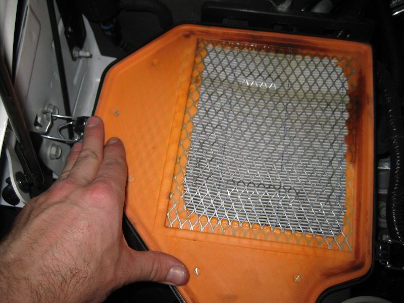 Chrysler-Town-and-Country-Engine-Air-Filter-Replacement-Guide-013