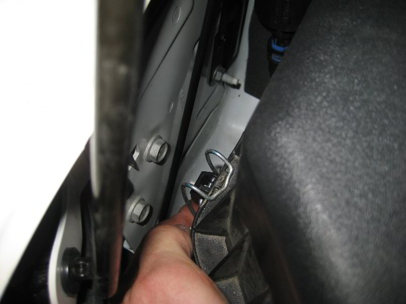 Chrysler-Town-and-Country-Engine-Air-Filter-Replacement-Guide-017