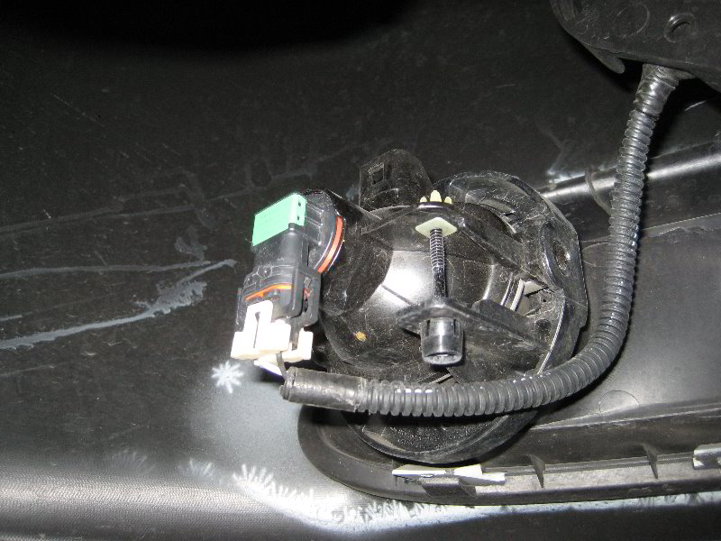 Chrysler-Town-and-Country-Fog-Light-Bulbs-Replacement-Guide-002