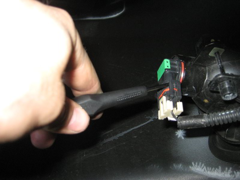 Chrysler-Town-and-Country-Fog-Light-Bulbs-Replacement-Guide-003