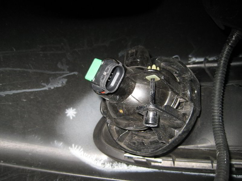 Chrysler-Town-and-Country-Fog-Light-Bulbs-Replacement-Guide-006