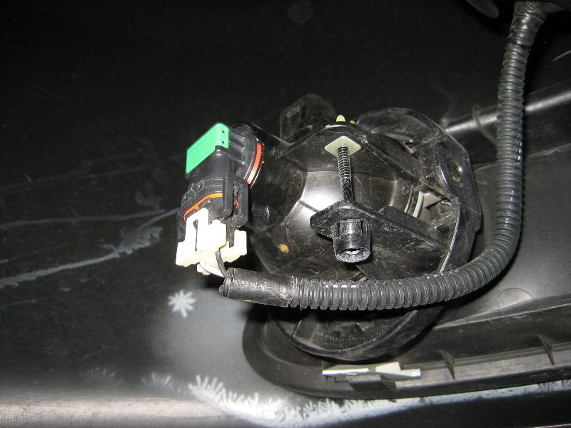 Chrysler-Town-and-Country-Fog-Light-Bulbs-Replacement-Guide-011