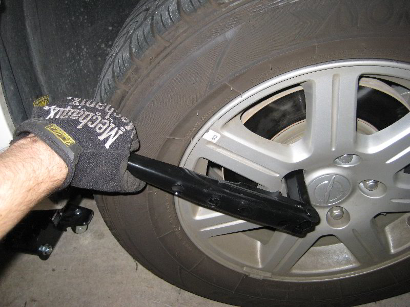 Chrysler-Town-and-Country-Front-Brake-Pads-Replacement-Guide-002