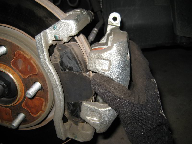 ChryslerTownandCountryFrontBrakePadsReplacementGuide014