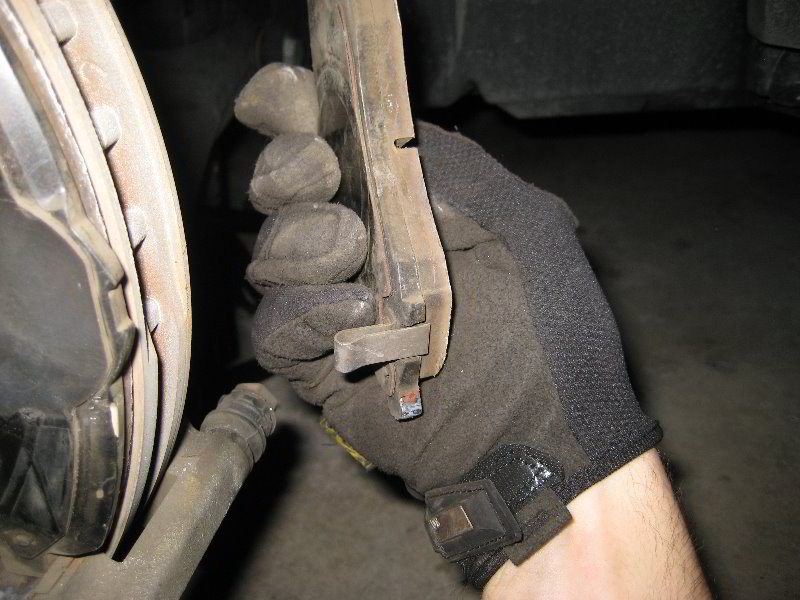 ChryslerTownandCountryFrontBrakePadsReplacementGuide027