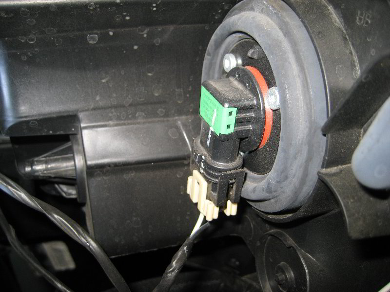 Chrysler-Town-and-Country-Headlight-Bulbs-Replacement-Guide-002