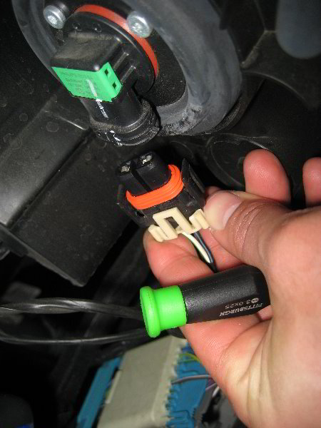 Chrysler-Town-and-Country-Headlight-Bulbs-Replacement-Guide-004