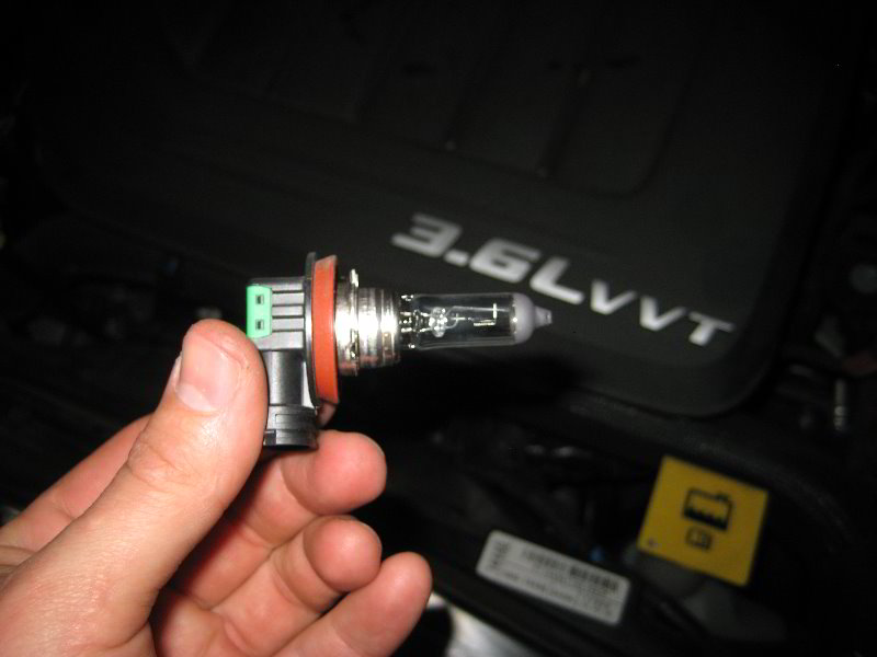 ChryslerTownandCountryHeadlightBulbsReplacementGuide006