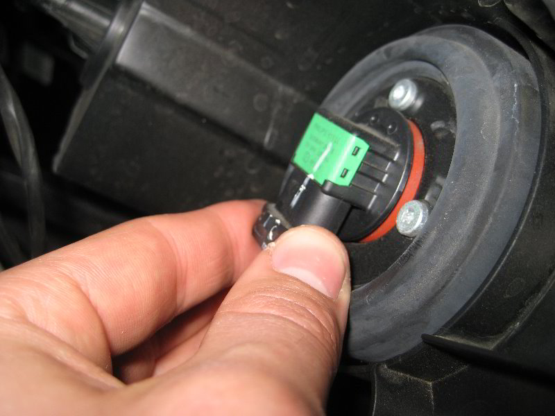 Chrysler-Town-and-Country-Headlight-Bulbs-Replacement-Guide-009