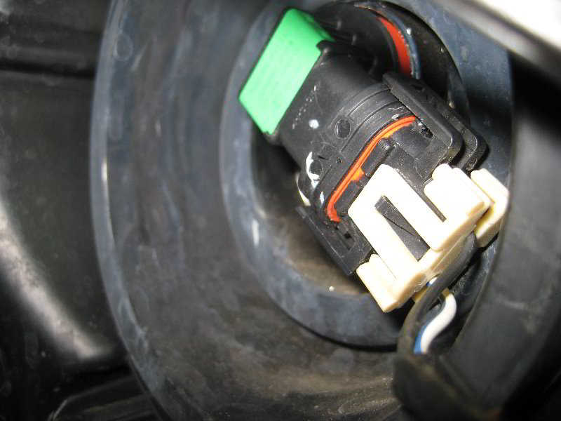 Chrysler-Town-and-Country-Headlight-Bulbs-Replacement-Guide-014