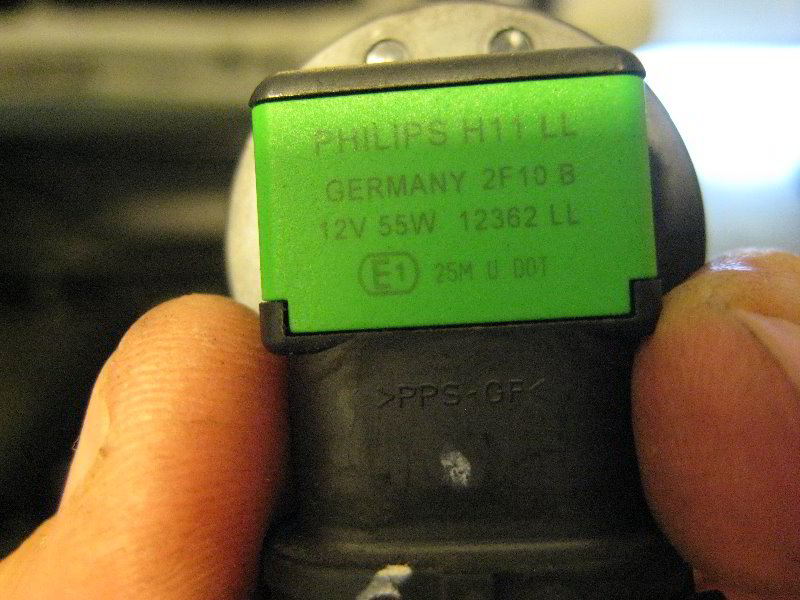 Chrysler-Town-and-Country-Headlight-Bulbs-Replacement-Guide-018