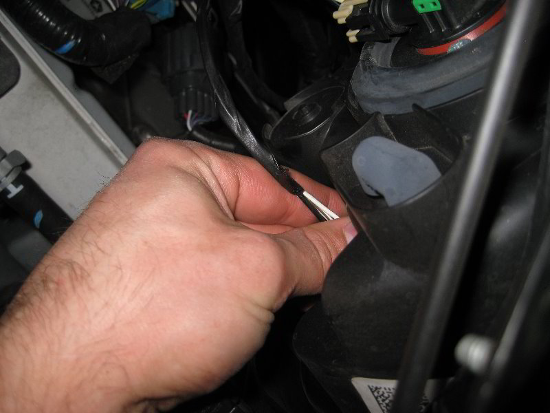 Chrysler-Town-and-Country-Headlight-Bulbs-Replacement-Guide-027