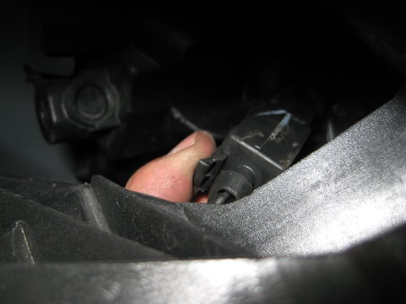 Chrysler-Town-and-Country-Headlight-Bulbs-Replacement-Guide-037