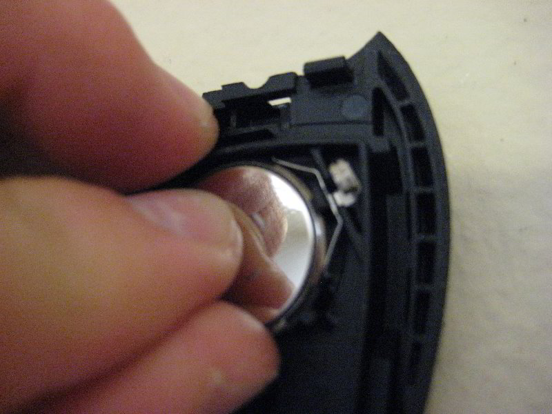 Chrysler-Town-and-Country-Key-Fob-Battery-Replacement-Guide-009