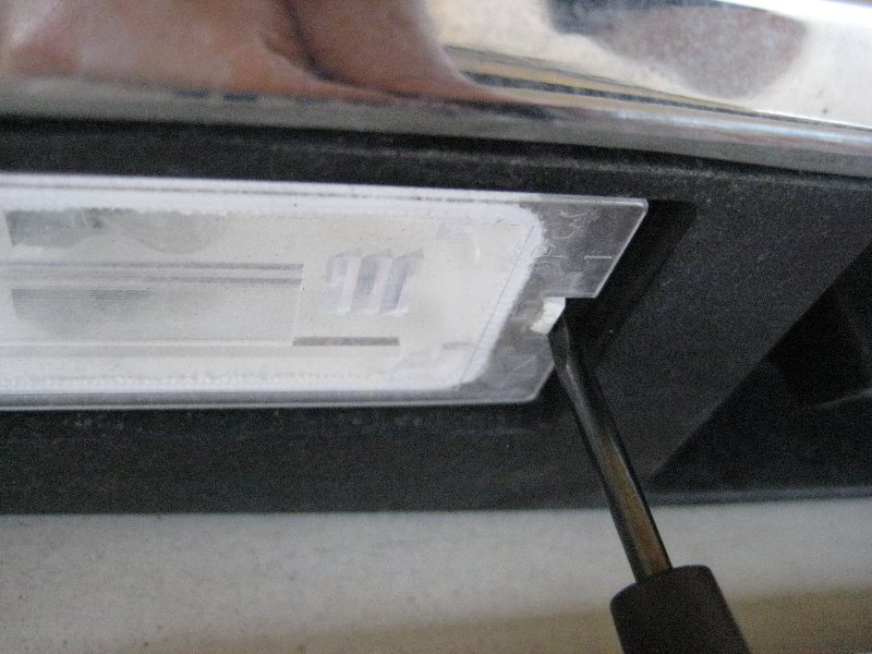 Chrysler-Town-and-Country-License-Plate-Light-Bulbs-Replacement-Guide-002