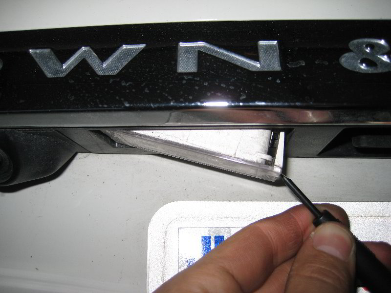 Chrysler-Town-and-Country-License-Plate-Light-Bulbs-Replacement-Guide-003